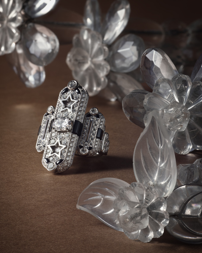 Signes & Symboles : chez CHANEL, une biographie devient système joaillier 44 CHANEL STILL LIFE TALISMAN GRAPHIQUE RING RGB FOR DIGITAL