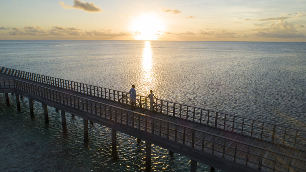 Falhumaafushi, le luxe à l'échelle d'un récif 32 Couple on Bridge Silhouette