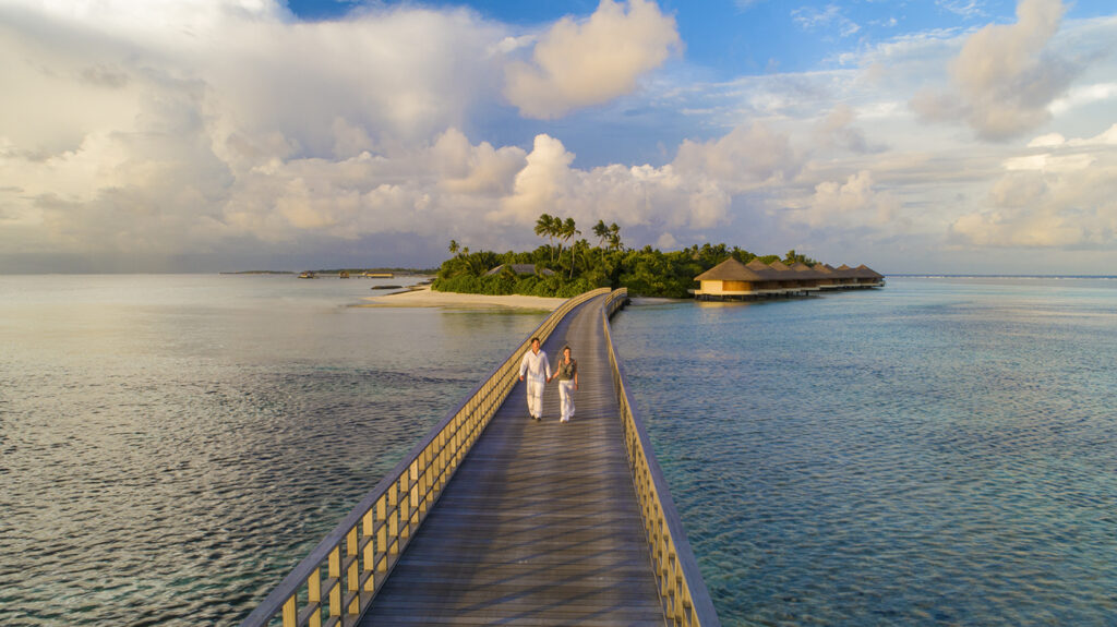 Falhumaafushi, le luxe à l'échelle d'un récif 33 Couple on bridge walking