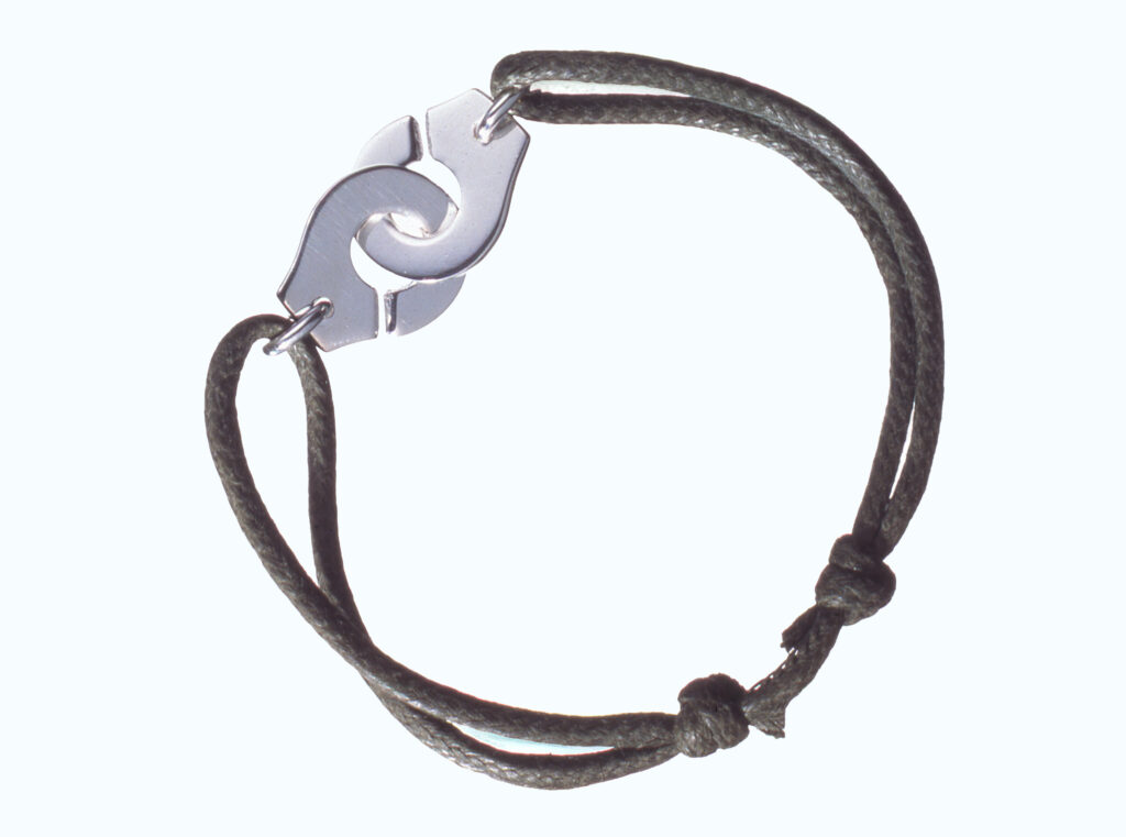 Dinh Van: Fifty Years Without Changing the Subject 27 DINH VAN bracelet Menotte sur cordon or blanc visuel copie