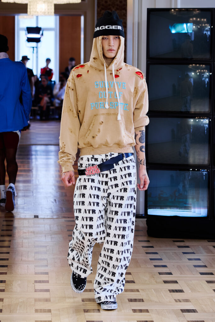 DAGGER filme sa propre adolescence, un iPhone à la main 35 Dagger SS27 Runway21 by Finnegan Koichi Godenschweger for BFW 2x3