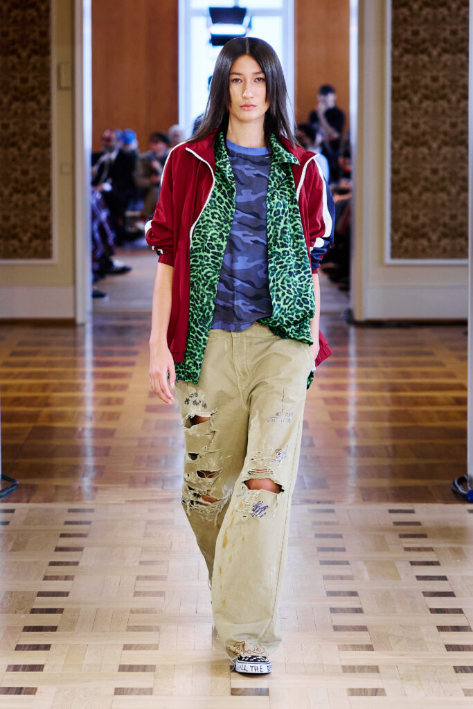 DAGGER filme sa propre adolescence, un iPhone à la main 38 Dagger SS27 Runway24 by Finnegan Koichi Godenschweger for BFW 2x3