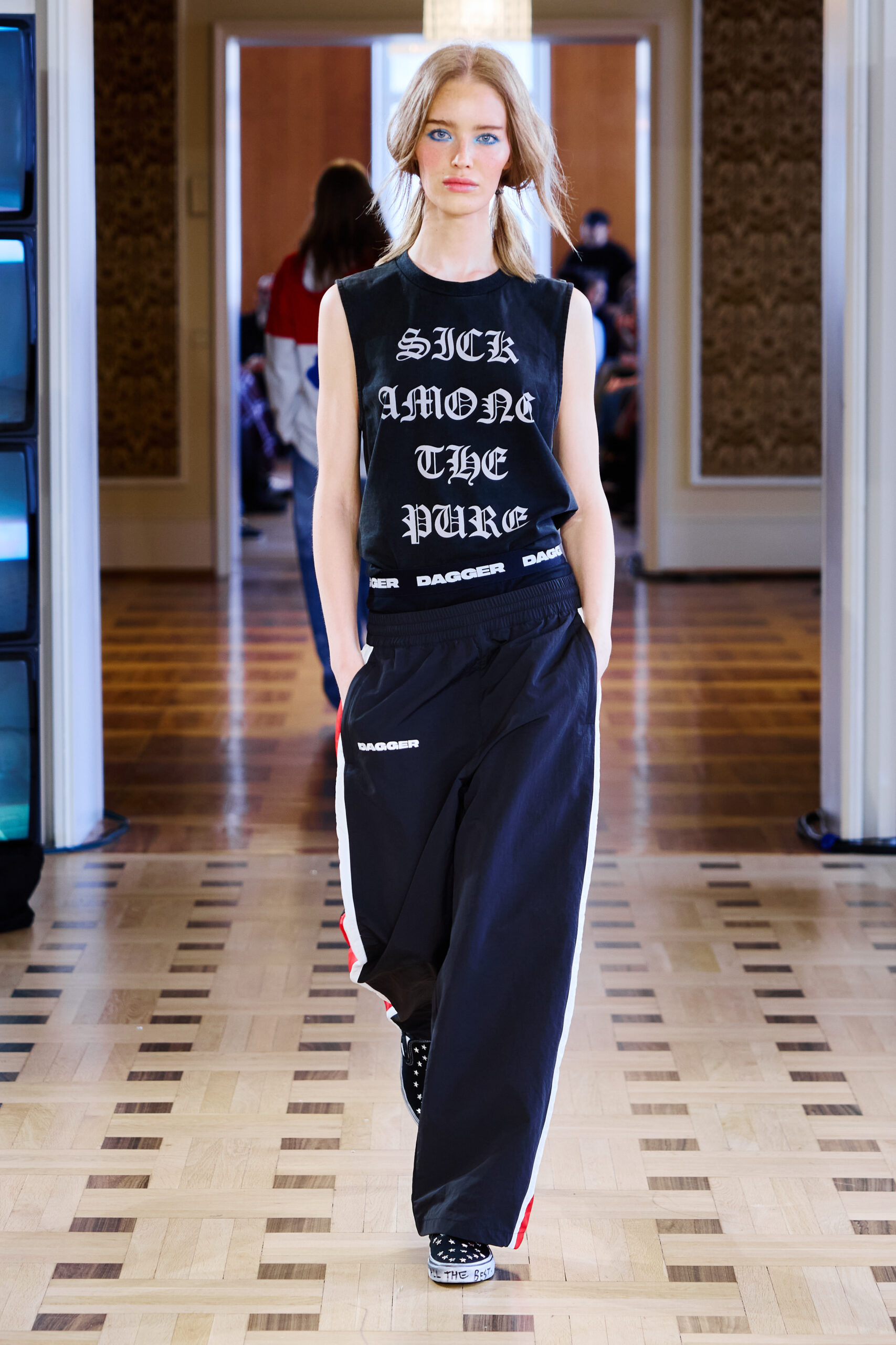 DAGGER filme sa propre adolescence, un iPhone à la main 42 Dagger SS27 Runway28 by Finnegan Koichi Godenschweger for BFW 2x3 scaled