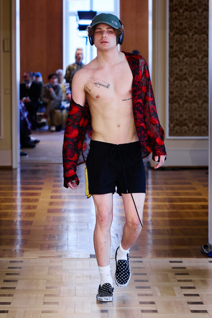 DAGGER filme sa propre adolescence, un iPhone à la main 43 Dagger SS27 Runway29 by Finnegan Koichi Godenschweger for BFW 2x3