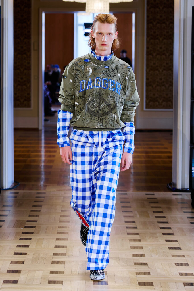 DAGGER filme sa propre adolescence, un iPhone à la main 44 Dagger SS27 Runway30 by Finnegan Koichi Godenschweger for BFW 2x3