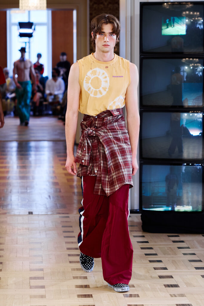 DAGGER filme sa propre adolescence, un iPhone à la main 25 Dagger SS27 Runway8 by Finnegan Koichi Godenschweger for BFW 2x3