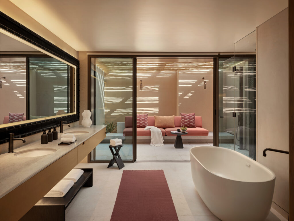 AMAALA veut réinventer le voyage bien-être. À quelle échelle peut-on encore appeler cela un sanctuaire ? 98 Deluxe Pool Suite Bathroom 1