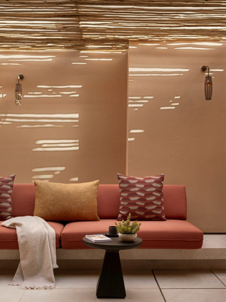 AMAALA veut réinventer le voyage bien-être. À quelle échelle peut-on encore appeler cela un sanctuaire ? 27 Deluxe Pool Suite Bathroom Outdoor Patio