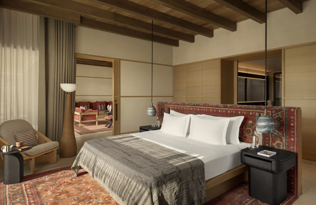 AMAALA veut réinventer le voyage bien-être. À quelle échelle peut-on encore appeler cela un sanctuaire ? 99 Deluxe Pool Suite Bedroom