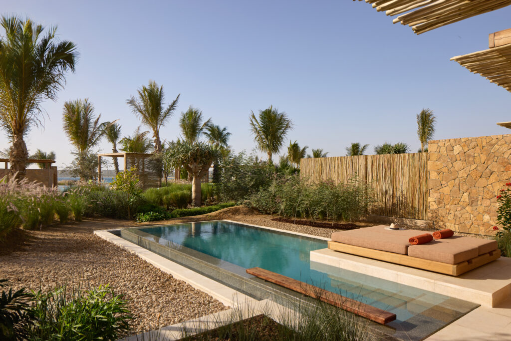 AMAALA veut réinventer le voyage bien-être. À quelle échelle peut-on encore appeler cela un sanctuaire ? 95 Deluxe Pool Suite Pool