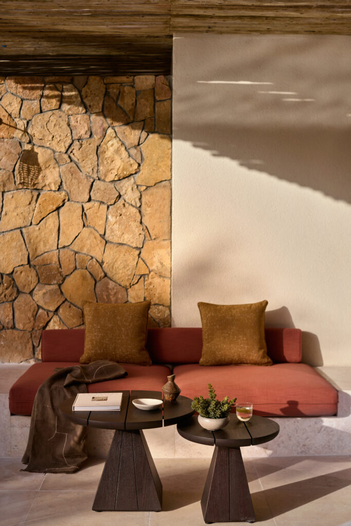 AMAALA veut réinventer le voyage bien-être. À quelle échelle peut-on encore appeler cela un sanctuaire ? 29 Deluxe Pool Suite Terrace Lounge Area
