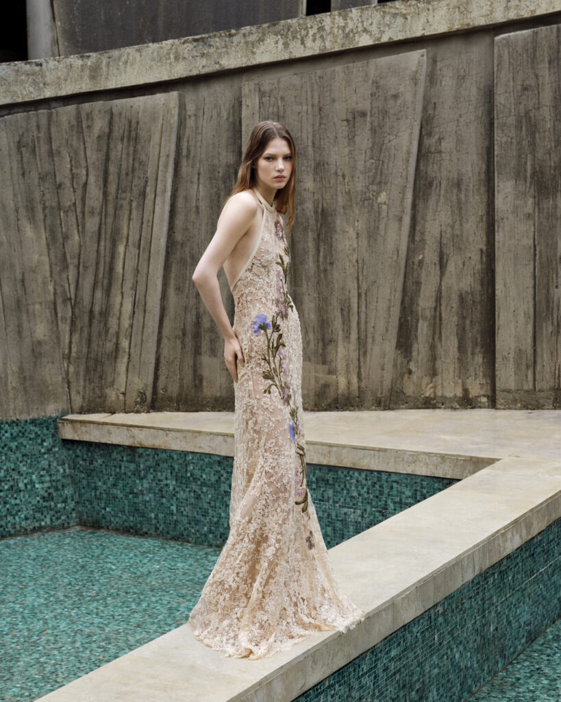 Chez Elie Saab, Beyrouth reste la grammaire secrète du prêt-à-porter 104 ELIE SAAB PRE FALL26 LOOK 52 1