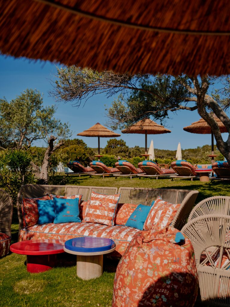 ETRO investit un bar de piscine, et rien d'autre — c'est tout le sujet 27 ETRO ROMAZZINO BELMOND COSTA SMERALDA 3