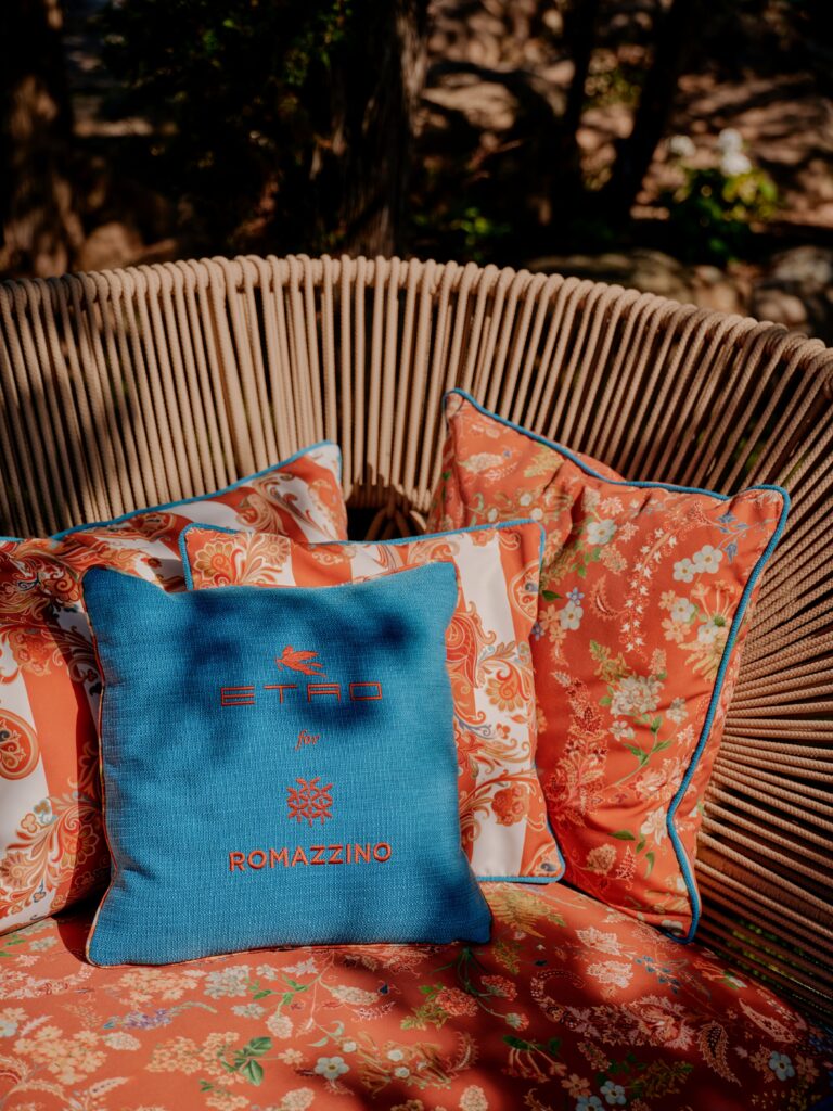 ETRO investit un bar de piscine, et rien d'autre — c'est tout le sujet 29 ETRO ROMAZZINO BELMOND COSTA SMERALDA 5