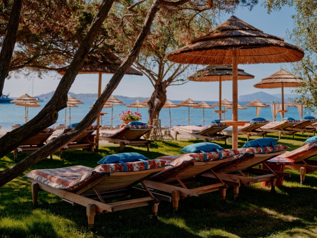 ETRO investit un bar de piscine, et rien d'autre — c'est tout le sujet 30 ETRO ROMAZZINO BELMOND COSTA SMERALDA 6