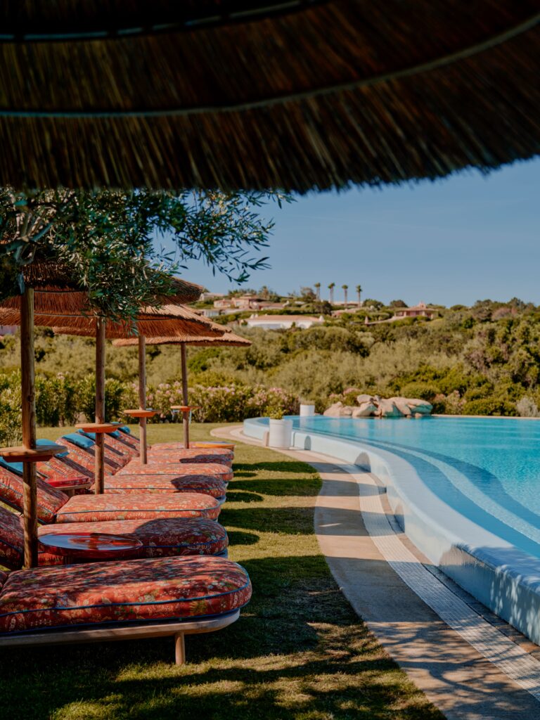 ETRO investit un bar de piscine, et rien d'autre — c'est tout le sujet 31 ETRO ROMAZZINO BELMOND COSTA SMERALDA 7
