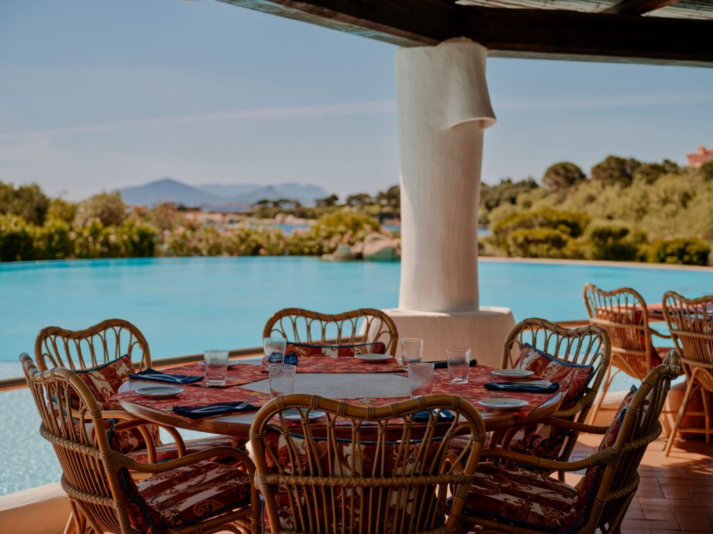 ETRO investit un bar de piscine, et rien d'autre — c'est tout le sujet 32 ETRO ROMAZZINO BELMOND COSTA SMERALDA 8