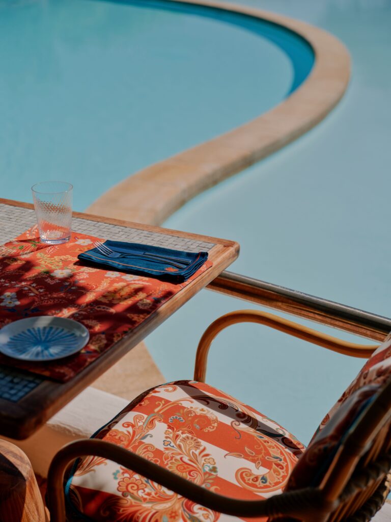 ETRO investit un bar de piscine, et rien d'autre — c'est tout le sujet 33 ETRO ROMAZZINO BELMOND COSTA SMERALDA 9