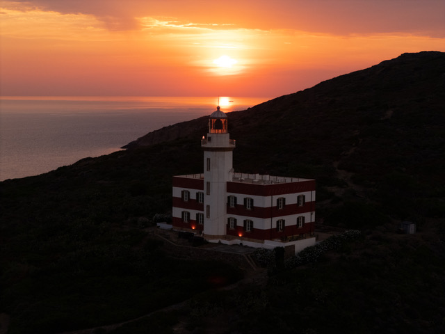 Sur l'île du Giglio, un phare du XIXe siècle devient le décor d'un festival littéraire à quarante privilégiés 25 Faro Capel Rosso 1