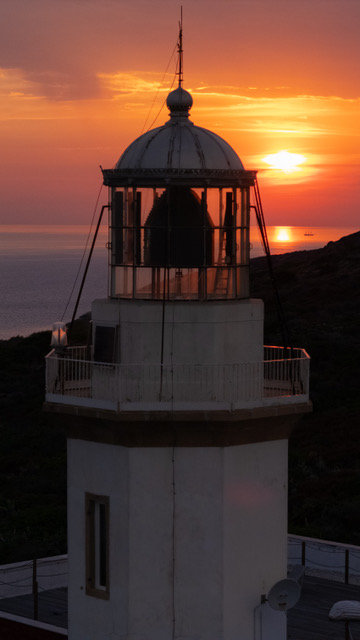 Sur l'île du Giglio, un phare du XIXe siècle devient le décor d'un festival littéraire à quarante privilégiés 26 Faro Capel Rosso 2
