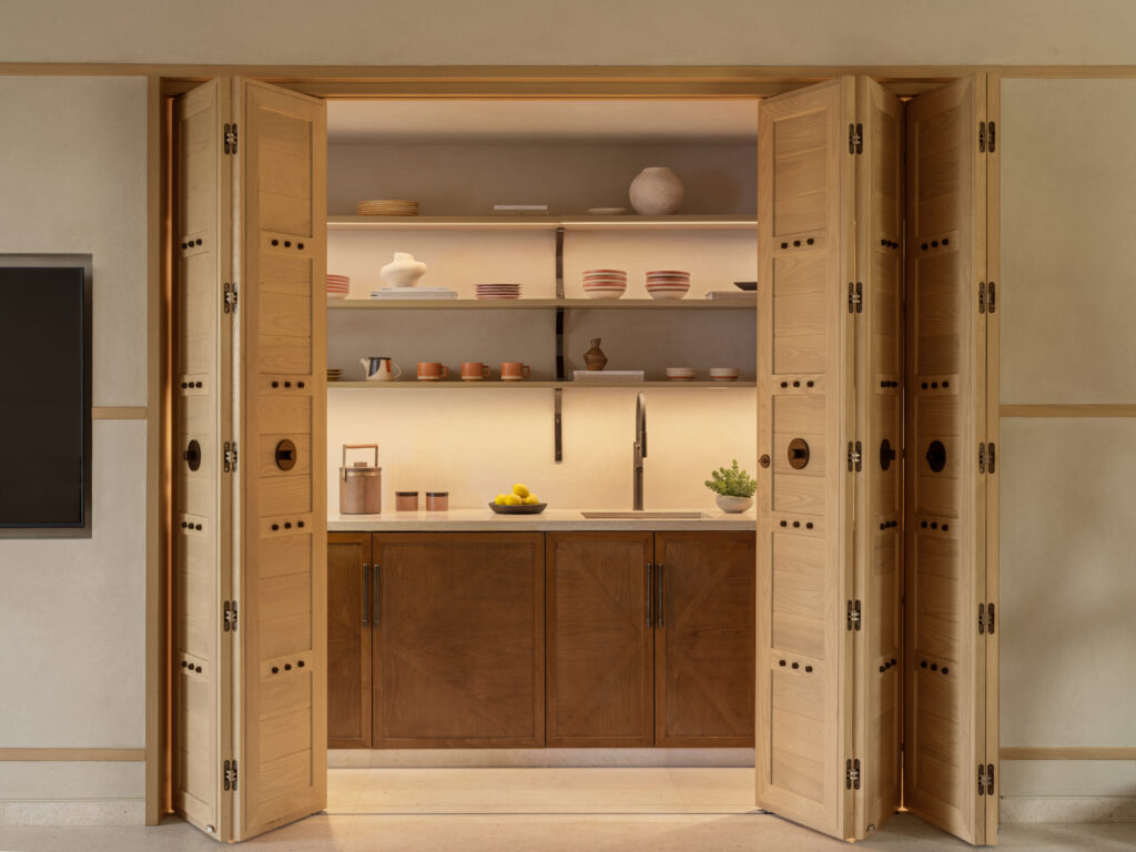 AMAALA veut réinventer le voyage bien-être. À quelle échelle peut-on encore appeler cela un sanctuaire ? 78 Four Bedroom Pool Villa Living Room Pantry