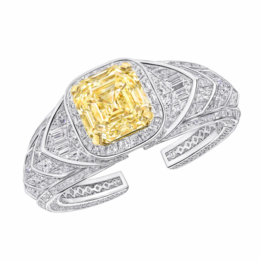 Le diamant jaune comme architecture 45 Graff High Jewellery Emerald Cut Yellow Diamond Cuff Set With White Cut in Baguette and Round Diamonds 86 cts GB11389