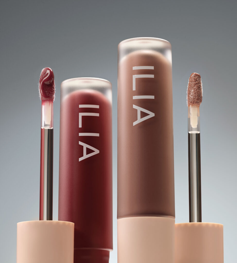 Chez ILIA, le gloss emprunte sa finition à la céramique 25 ILIA 2026 OVERGLAZE EXT HERO