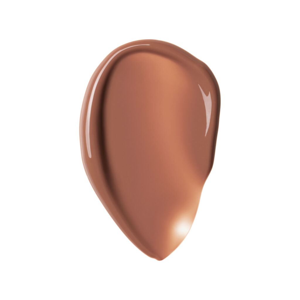 Chez ILIA, le gloss emprunte sa finition à la céramique 32 ILIA OVERGLAZE LIPGLOSS SWATCH MOTIF