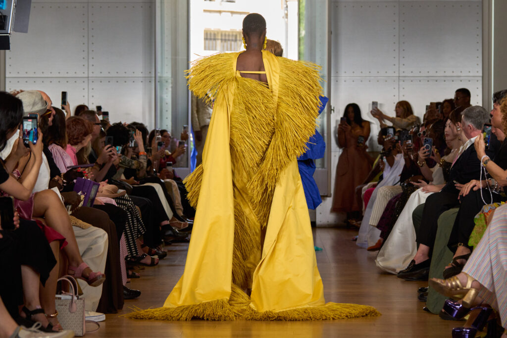 Imane Ayissi, Ozouandam Ollat : la couture comme adieu à sa mère 59 Imane Ayissi HC F26 035