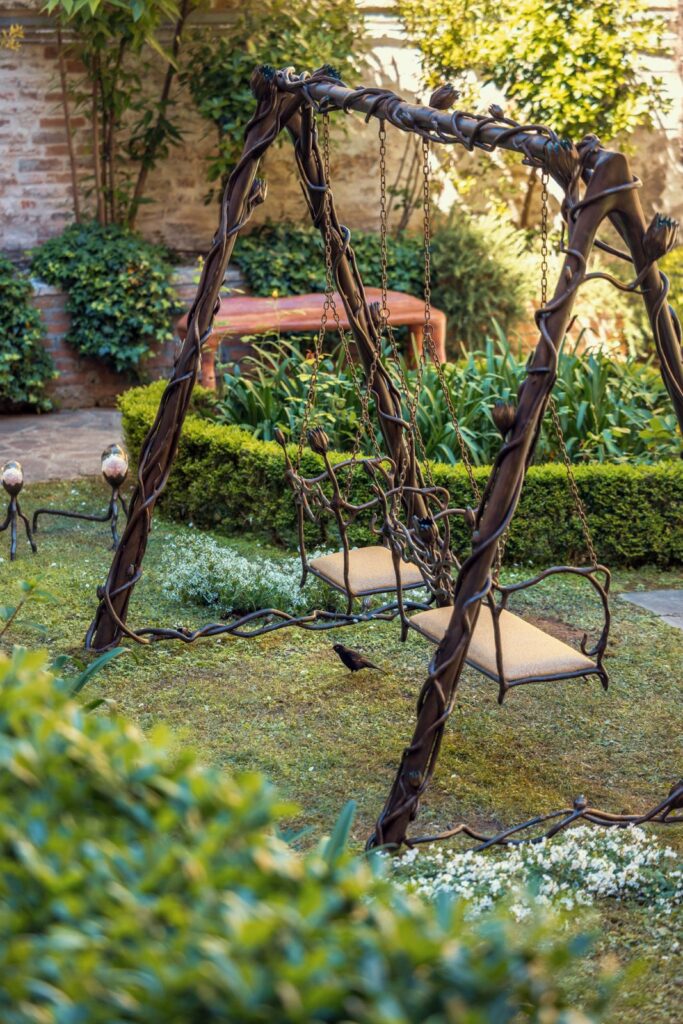 Design Miami Paris choisit, une fois de plus, de ne pas ressembler à une foire 25 Irene Cattaneo Effi Briest Swing Set 2026. Galerie Gastou at Design Miami Paris 2026. Image courtesy of Galerie Gastou and Enrico Fiorese