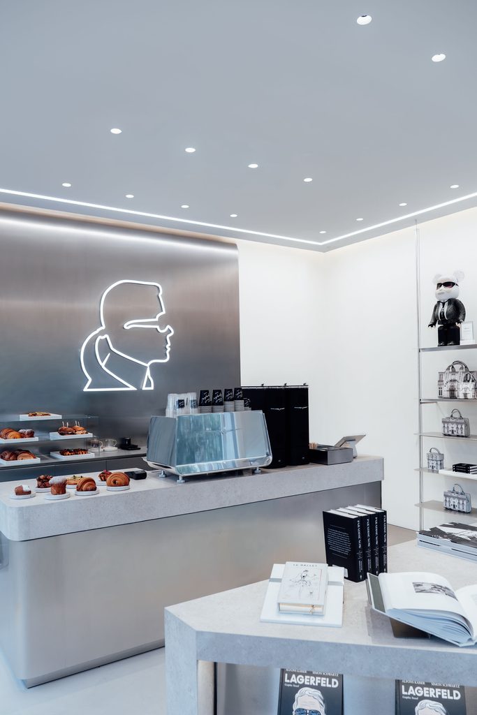 Karl Lagerfeld ouvre son premier café, loin des podiums 27 KARL LAGERFELD CAFE 1@ELINAGIATRAS