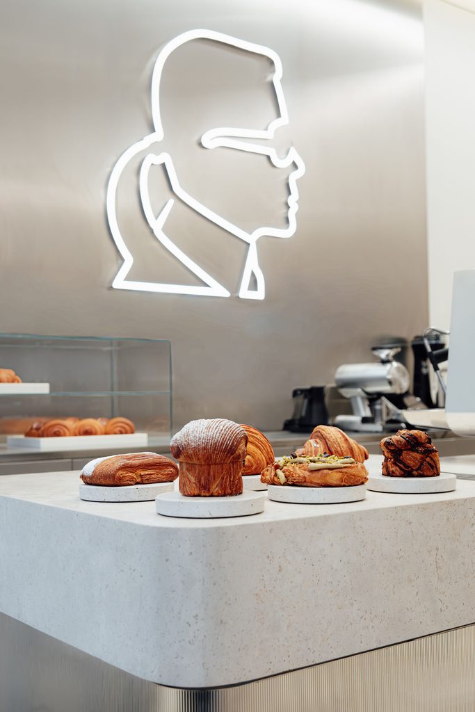 Karl Lagerfeld ouvre son premier café, loin des podiums 29 KARL LAGERFELD CAFE 3@ELINAGIATRAS