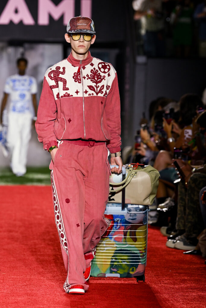 Hublot rejoint KidSuper sur le terrain, entre stade et podium 91 KidSuper SS27 Look 40