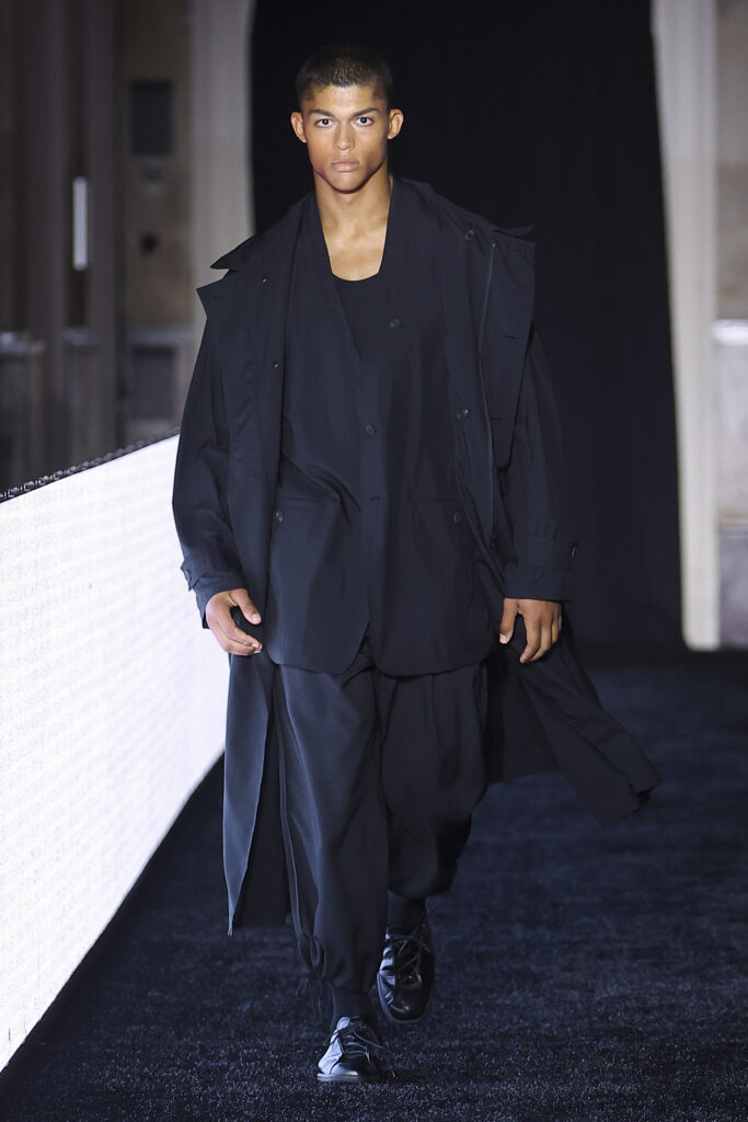 Y-3 SS27 : le beau jeu selon Yohji Yamamoto 76 LOOK 1 3