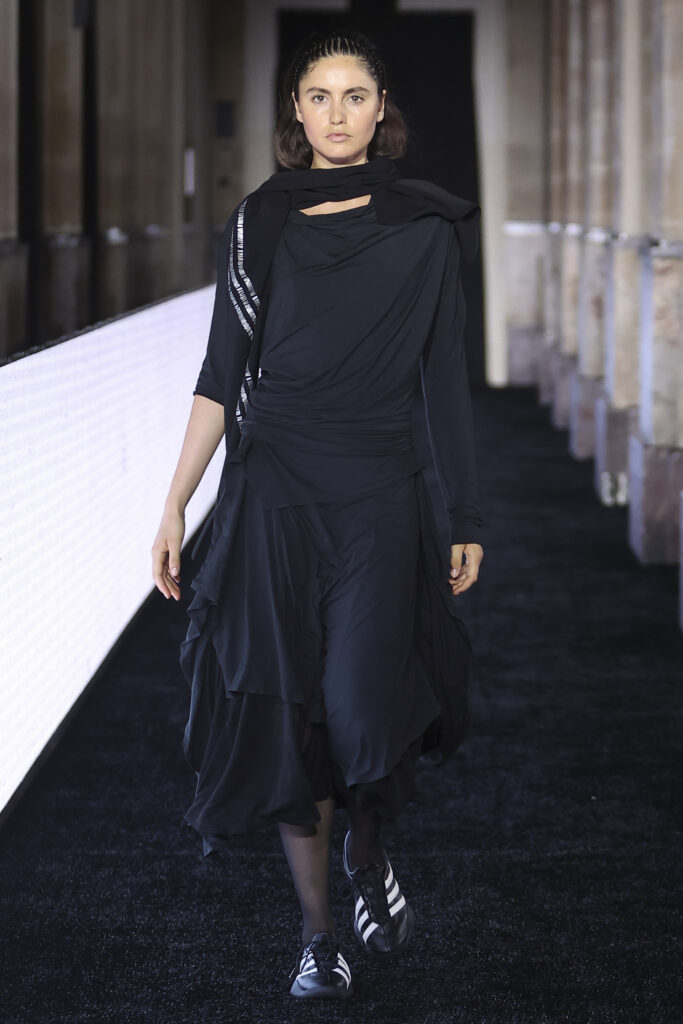 Y-3 SS27 : le beau jeu selon Yohji Yamamoto 77 LOOK 12 3