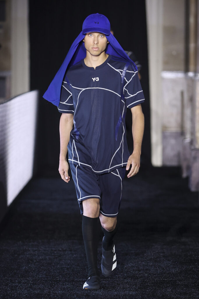 Y-3 SS27 : le beau jeu selon Yohji Yamamoto 41 LOOK 21 3