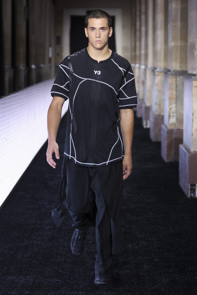 Y-3 SS27 : le beau jeu selon Yohji Yamamoto 44 LOOK 22 4