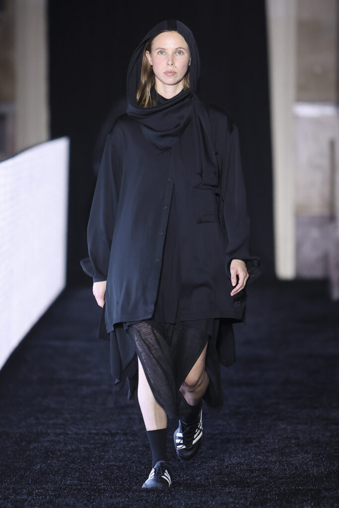 Y-3 SS27 : le beau jeu selon Yohji Yamamoto 47 LOOK 8 2