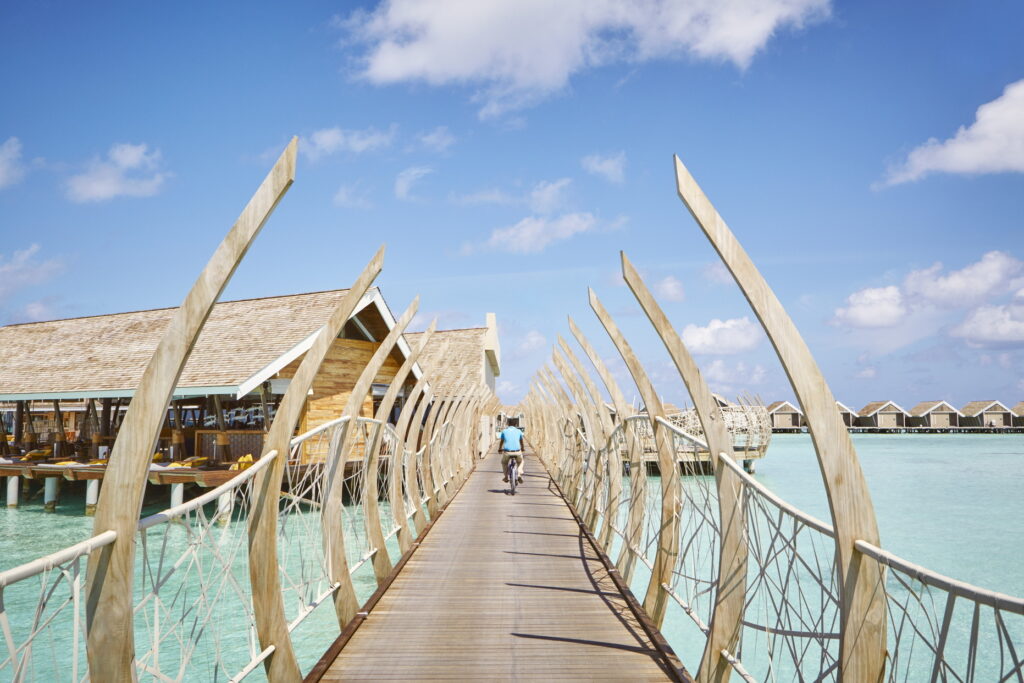 Aux Maldives, LUX* South Ari Atoll réunit deux temps du voyage 43 LSAA 092016 Boardwalk 0003 v1 1863x1242 1