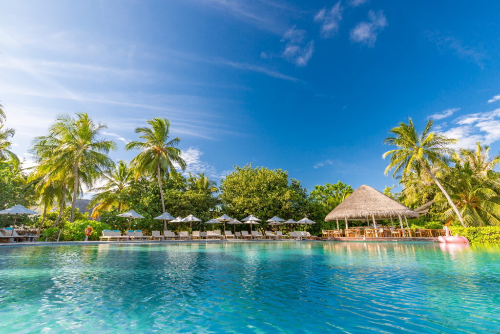 Aux Maldives, LUX* South Ari Atoll réunit deux temps du voyage 47 LSAA MAIN POOL 1 1863x1242 1