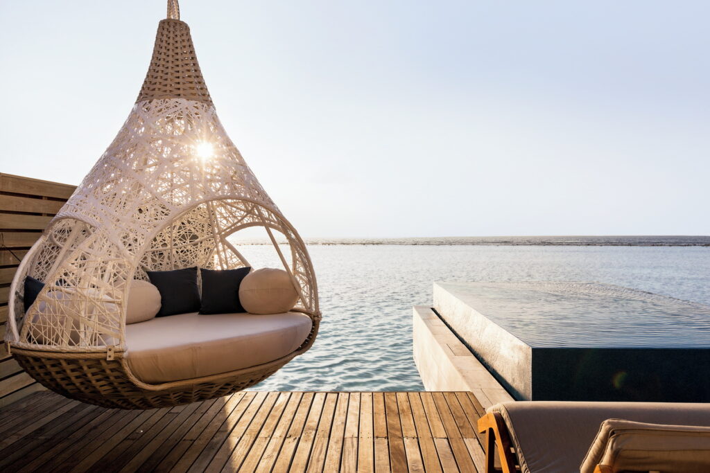 Aux Maldives, LUX* South Ari Atoll réunit deux temps du voyage 48 LSAA ROMANTIC POOL WATER VILLAS 16 1863x1242 1