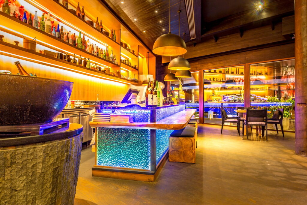 Aux Maldives, LUX* South Ari Atoll réunit deux temps du voyage 50 LSAA UMAMI SUSHI BAR 1 1863x1242 1