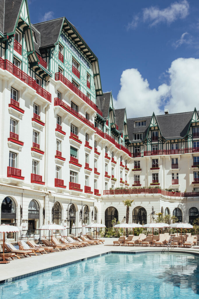 À La Baule, l'Hermitage fête un siècle en misant sur la longévité plutôt que la nostalgie 92 L Hermitage Barriere La Baule hotel piscine