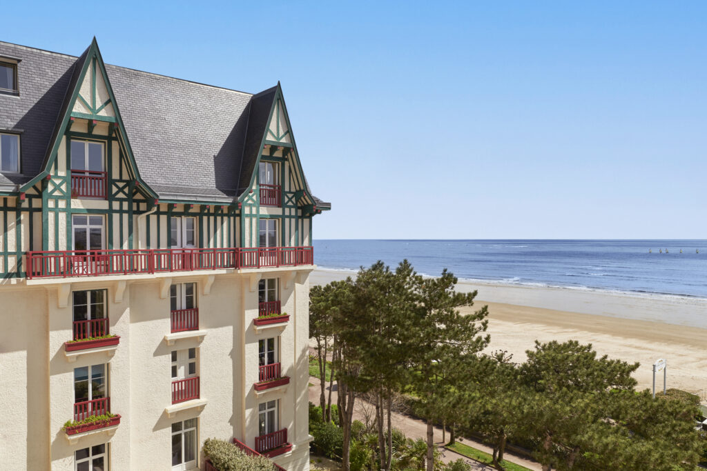 À La Baule, l'Hermitage fête un siècle en misant sur la longévité plutôt que la nostalgie 138 L Hermitage Barriere La Baule vue hotel