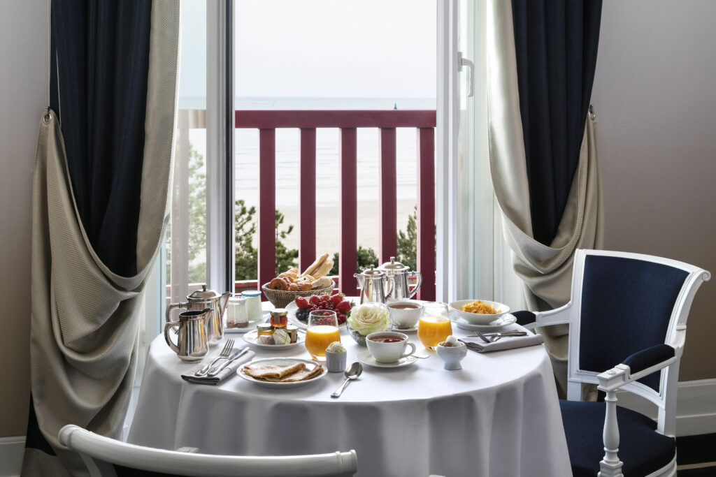 À La Baule, l'Hermitage fête un siècle en misant sur la longévité plutôt que la nostalgie 209 L Hermitage chambre petit dej