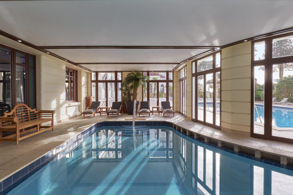 À La Baule, l'Hermitage fête un siècle en misant sur la longévité plutôt que la nostalgie 205 L Hermitage piscine Spa