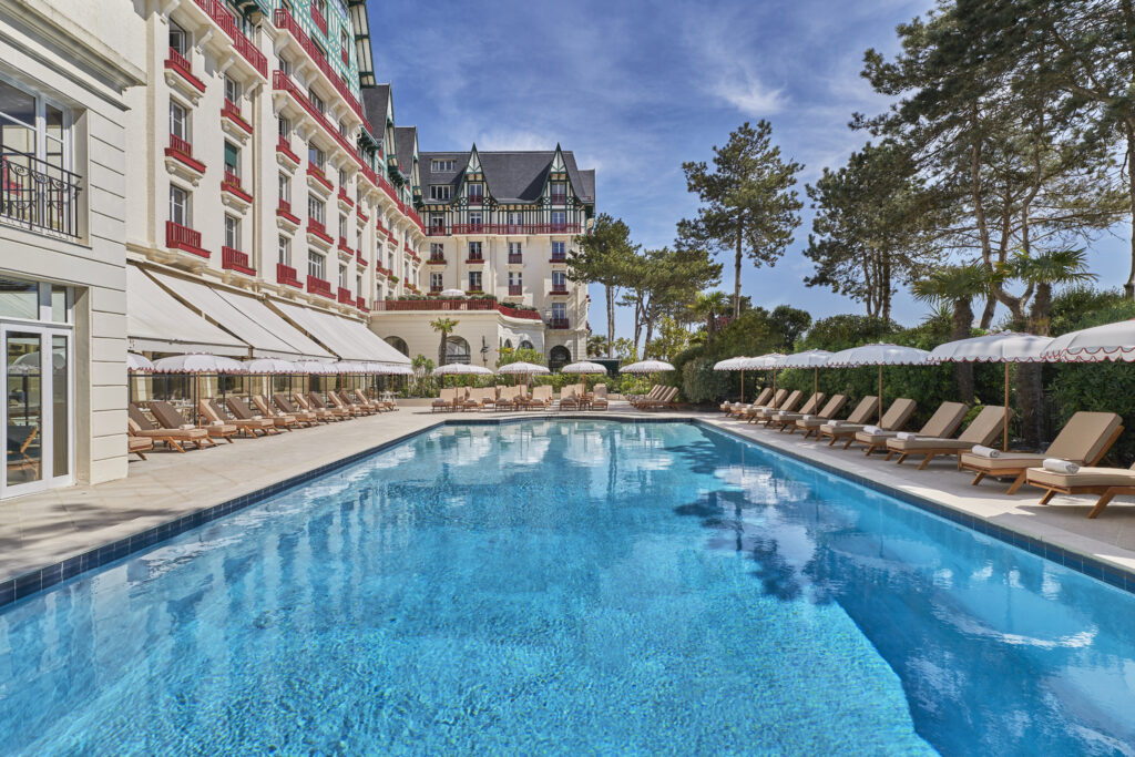À La Baule, l'Hermitage fête un siècle en misant sur la longévité plutôt que la nostalgie 208 La Piscine l Hermitage La Baule 1