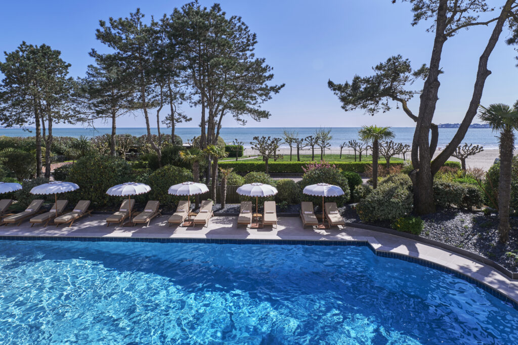 À La Baule, l'Hermitage fête un siècle en misant sur la longévité plutôt que la nostalgie 211 La Piscine l Hermitage La Baule 2