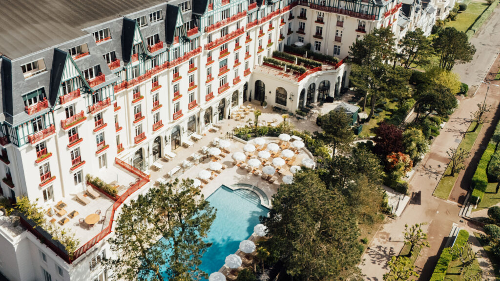 À La Baule, l'Hermitage fête un siècle en misant sur la longévité plutôt que la nostalgie 104 La Piscine l Hermitage La Baule vue 2
