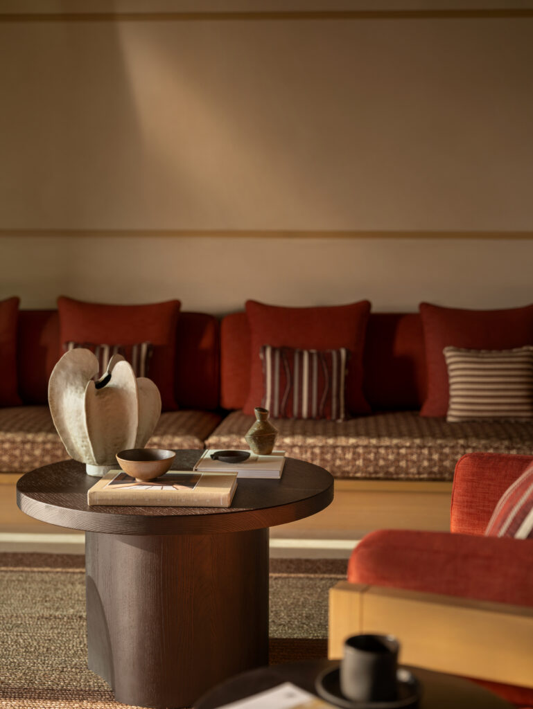 AMAALA veut réinventer le voyage bien-être. À quelle échelle peut-on encore appeler cela un sanctuaire ? 37 Lagoon Deluxe Pool Suite Living Room Detail